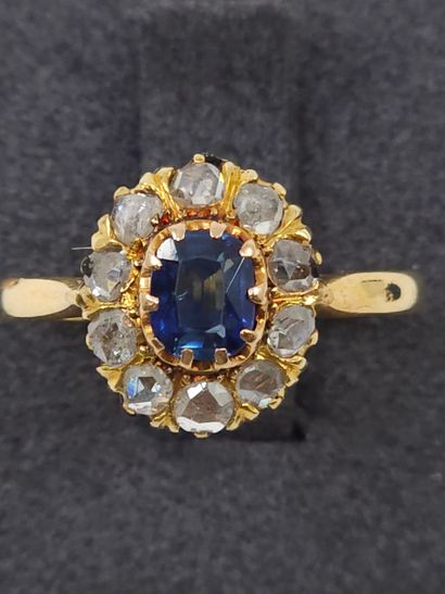 null Daisy ring in yellow gold 750° set with a sapphire in a circle of old cut diamonds
Gross...