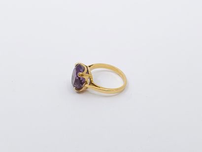 null Yellow gold ring 750° decorated with an amethyst 
Gross weight : 3,97 g 
TD...