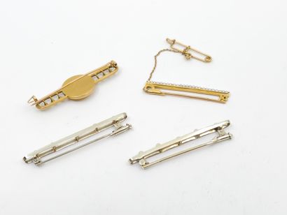 null LOT of four brooches in yellow and white gold 750° set with pearls 
Gross weight...