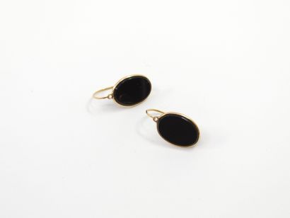 null Set of jewelry in yellow gold 750 ° and onyx including : 
Brooch
Pair of earrings...