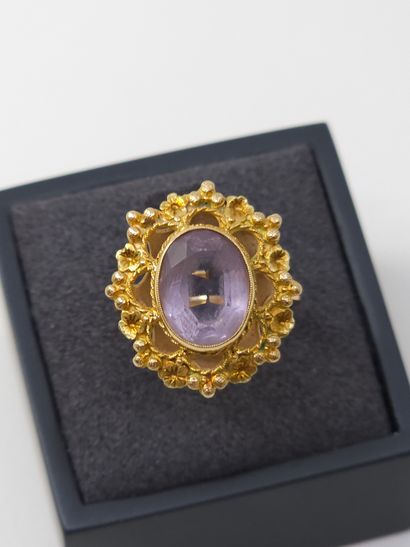 null RING in yellow gold 750°, the bezel with a floral design adorned with an amethyst...