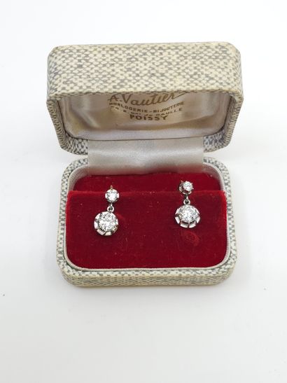 null Pair of two-tone 750° gold sleepers set with half-cut diamonds of about 0.70...