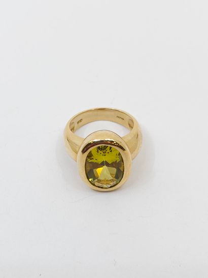 null 14 kt yellow gold ring set with a peridot in closed setting 
Gross weight :...