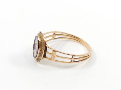 null TRAVAIL DU XIXeme siècle 
Bague en or rose 750° ornée d'une miniature sur verre...