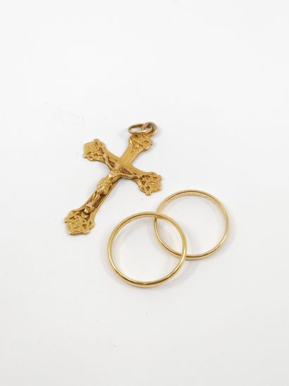 null LOT of gold 750° including : 
Two yellow gold wedding rings 
Cross in yellow...