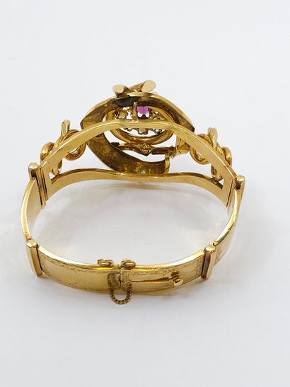 null TRAVAIL Napoléon III 
Bracelet en or jaune 750° orné de perles d'un grenat et...