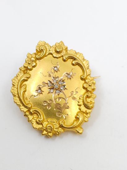 null LOT in gold 750 ° including : 
Brooch with plant motif in gold and roses 
A...