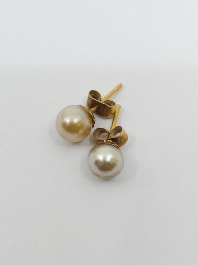 null LOT comprenant : 
Paire de boucles en or jaune et perles 
On y joint deux pendentifs...