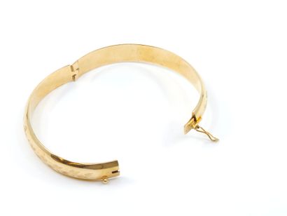 null BRACELET in yellow gold 750° opening finely chased with floral motifs 
Hallmarked...