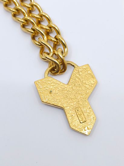 null YVES SAINT LAURENT
Collier comprenant une chaine en métal doré
Avec son pendentif...