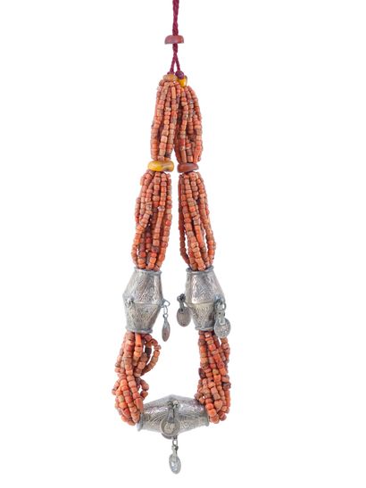 null LOT DE BIJOUX ETHNIQUES comprenant :
Deux colliers en perles de corail 
Un bracelet...