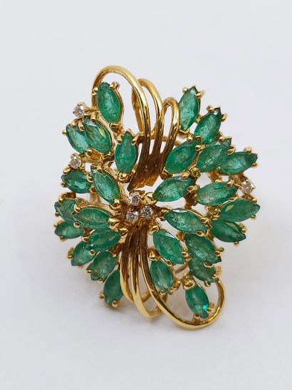 null IMPORTANT ring in yellow gold 750° set with navette emeralds and six diamonds
Gross...