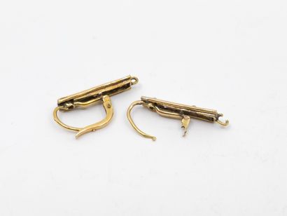 null PAIR OF earrings in two-tone gold set with roses (broken)
Old cut diamonds are...