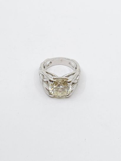 null RING in white gold 750° decorated with a diamond of 5.4 ct approximately shouldered...