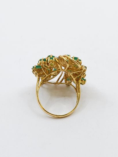 null IMPORTANT ring in yellow gold 750° set with navette emeralds and six diamonds
Gross...