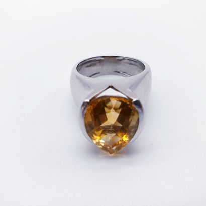 null MODERN WORK
Ring in white gold 750° set with a pear-shaped citrine surrounded...