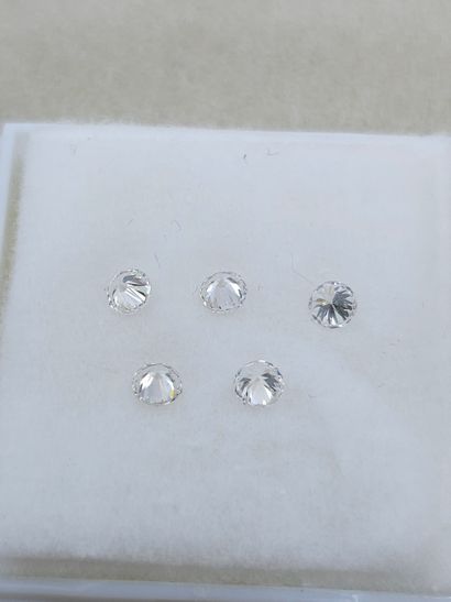 null FIVE brilliant cut diamonds VS/SI1