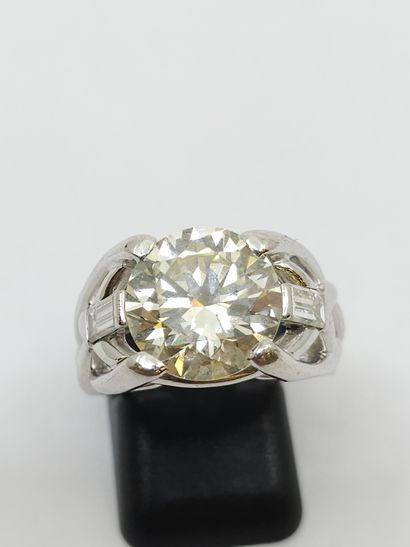 null RING in white gold 750° decorated with a diamond of 5.4 ct approximately shouldered...