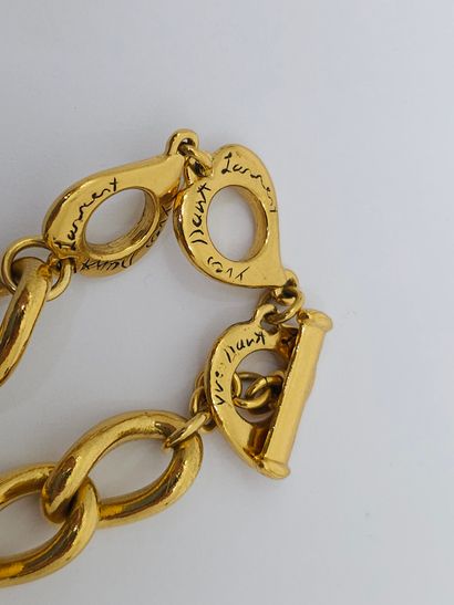 null YVES SAINT LAURENT
Collier comprenant une chaine en métal doré
Avec son pendentif...