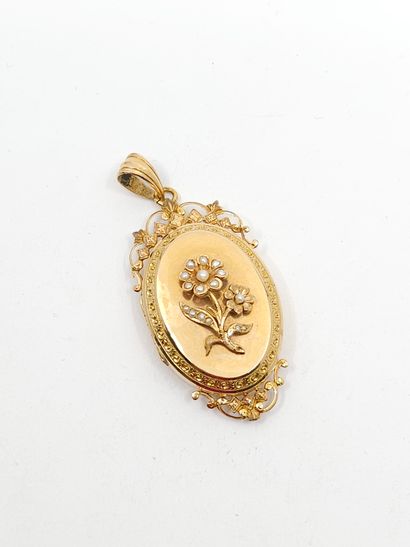 PENDANT in yellow gold 750° with a flower...