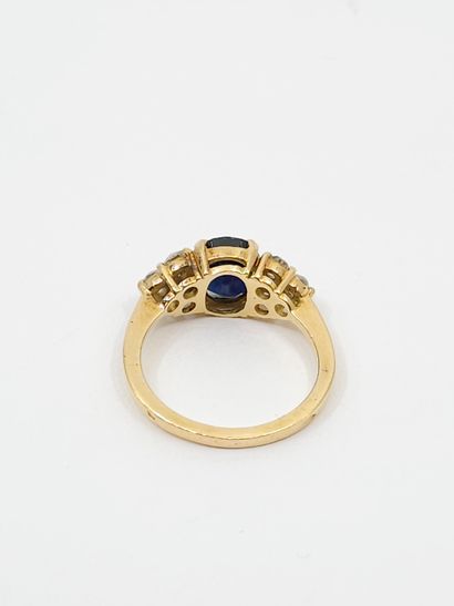 null BAGUE en or jaune 750° ornée d'un saphir épaulé de diamants taille ancienne...