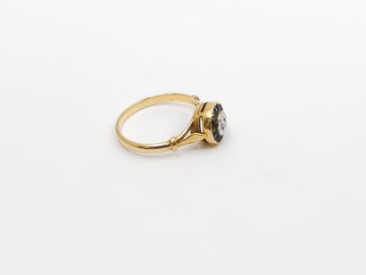 null RING in two-tone gold 750° decorated with a rose and calibrated sapphires 
Gross...