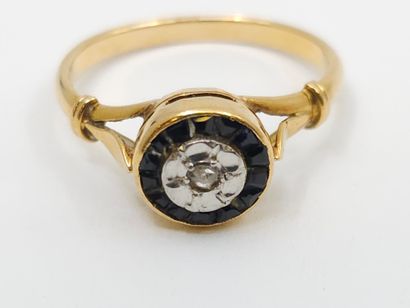 null RING in two-tone gold 750° decorated with a rose and calibrated sapphires 
Gross...