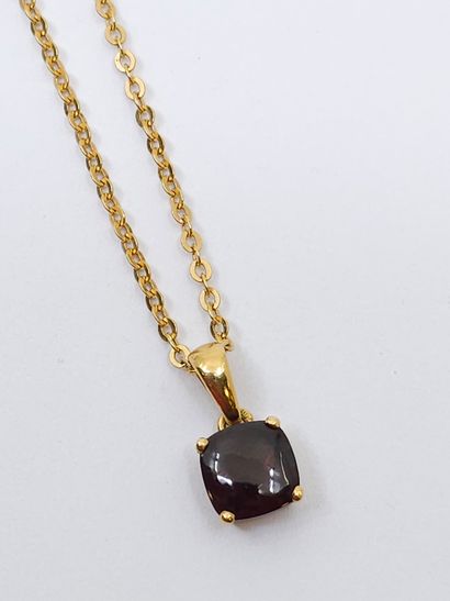 null 750° yellow gold CHAIN with a garnet cabochon pendant
Gross weight : 6,57g