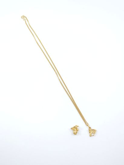 null Nugget-shaped pendant in yellow gold 750 
Weight : 2,45g
A gold chain 750° with...