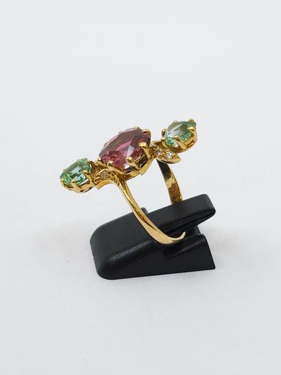 null RING in yellow gold 750° consisting of a line of pink and green stones in trillion...