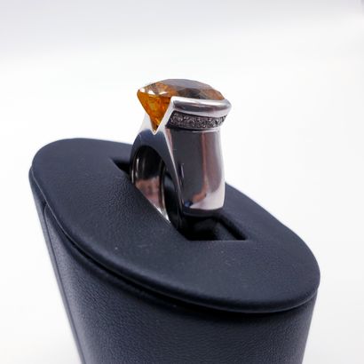 null MODERN WORK
Ring in white gold 750° set with a pear-shaped citrine surrounded...