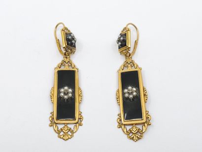 null HALF SET in yellow gold 750° comprising : 
Pair of earrings and pendant onyx,...