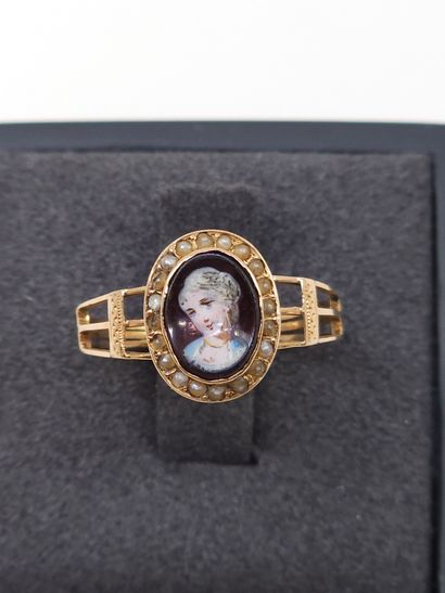 null WORK OF THE XIXth century 
Pink gold ring 750° decorated with a miniature on...
