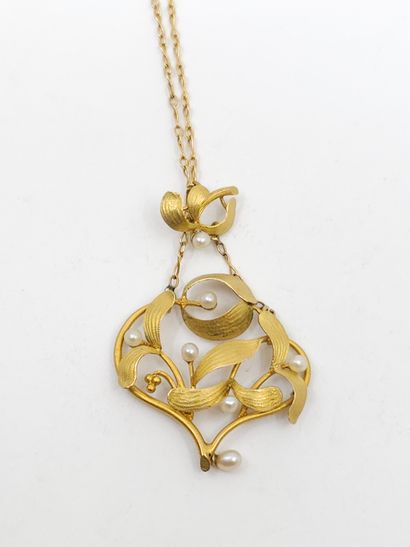 null CHAIN in yellow gold 750° with a plant pendant punctuated with pearls 
Art nouveau...