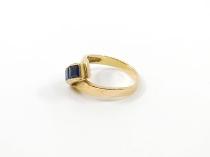null French WORK 
Yellow gold ring 750° decorated with calibrated blue stones 
Gross...