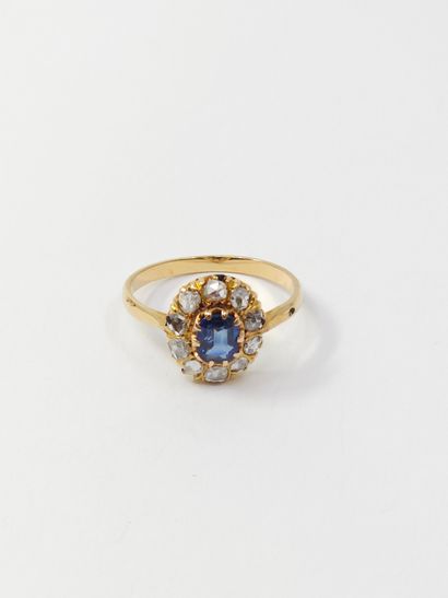null Daisy ring in yellow gold 750° set with a sapphire in a circle of old cut diamonds
Gross...