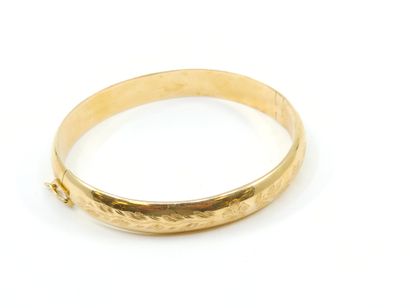 BRACELET in yellow gold 750° opening finely...