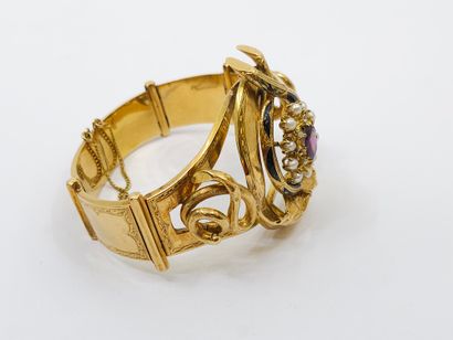 null TRAVAIL Napoléon III 
Bracelet en or jaune 750° orné de perles d'un grenat et...