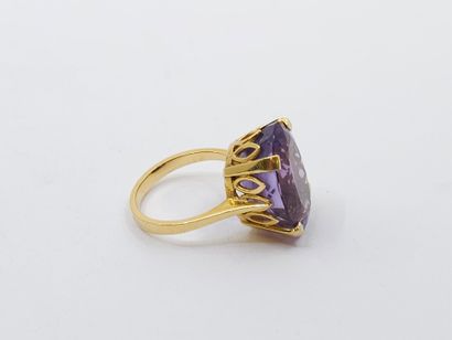 null Yellow gold ring 750° decorated with an oval amethyst 
Gross weight : 7,40 g...