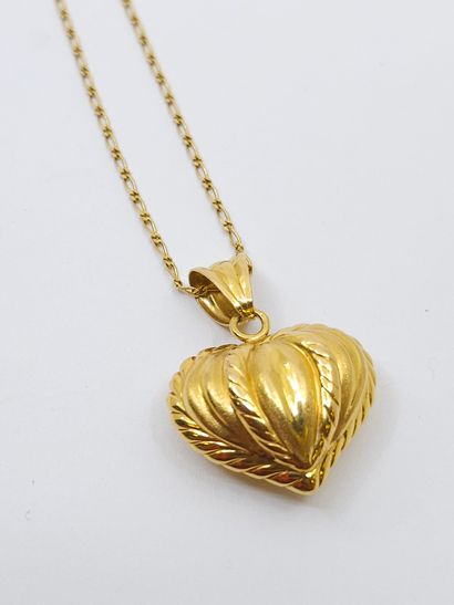 null 750° yellow gold CHAIN with a heart pendant 
weight : 5,82 g