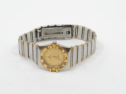 null OMEGA Constellation
Ladies' watch in steel and gold-plated metal
Round case,...