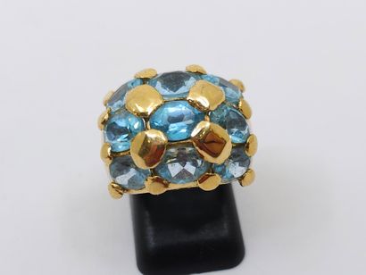 null RING in yellow gold 750° decorated with nine oval topazes 
Gross weight : 11,24...