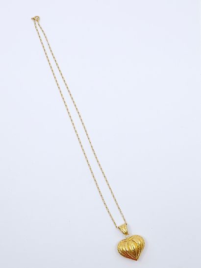 null 750° yellow gold CHAIN with a heart pendant 
weight : 5,82 g