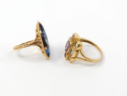null Yellow gold ring 750° decorated with colored stones
Gross weight: 4.5g
TDD 53
RING...