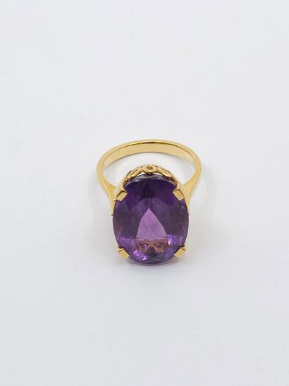 null Yellow gold ring 750° decorated with an oval amethyst 
Gross weight : 7,40 g...