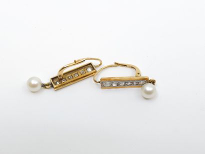 null PAIR OF EARRINGS in two-tone gold 750° set with roses holding a pearl as a pendant...