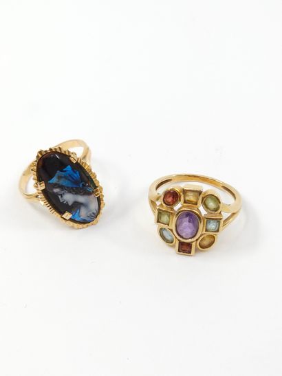 null Yellow gold ring 750° decorated with colored stones
Gross weight: 4.5g
TDD 53
RING...