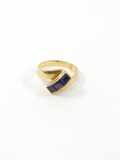 null French WORK 
Yellow gold ring 750° decorated with calibrated blue stones 
Gross...