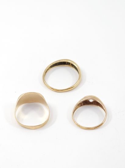 null GOLDEN LOT including :
A signet ring monogrammed MA 
TDD 54
Weight : 3,44g
A...