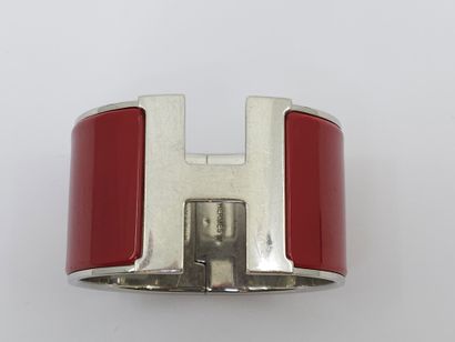 null HERMES 
Bracelet Clic clac en métal argenté palladié et émail rouge